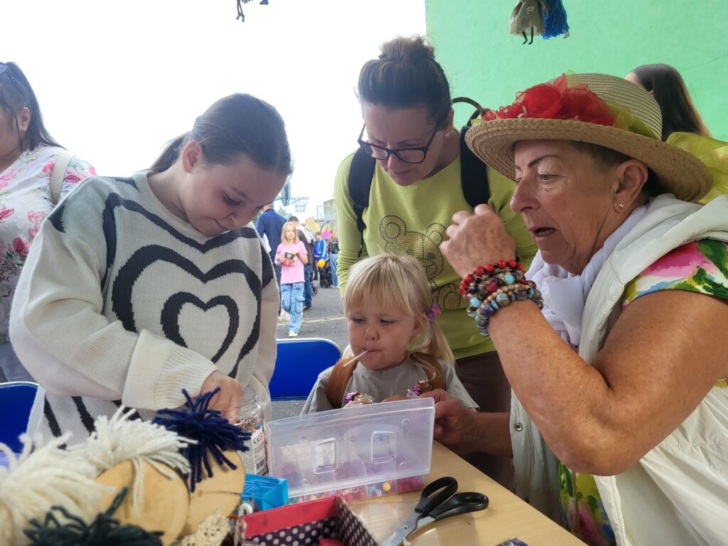 zdjęcie przedstawia uczestników imprezy plenerowej "Pożegnanie lata" na osiedlu Bukowym