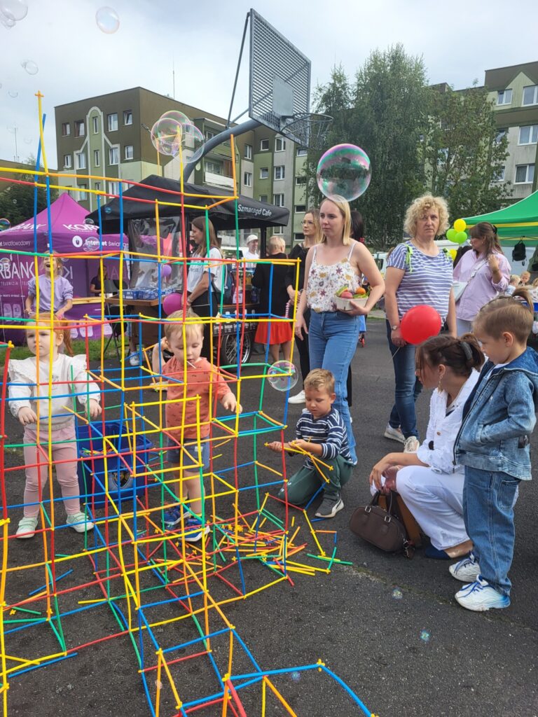 zdjęcie przedstawia uczestników imprezy plenerowej "Pożegnanie lata" na osiedlu Bukowym