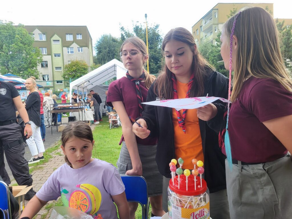 zdjęcie przedstawia uczestników imprezy plenerowej "Pożegnanie lata" na osiedlu Bukowym