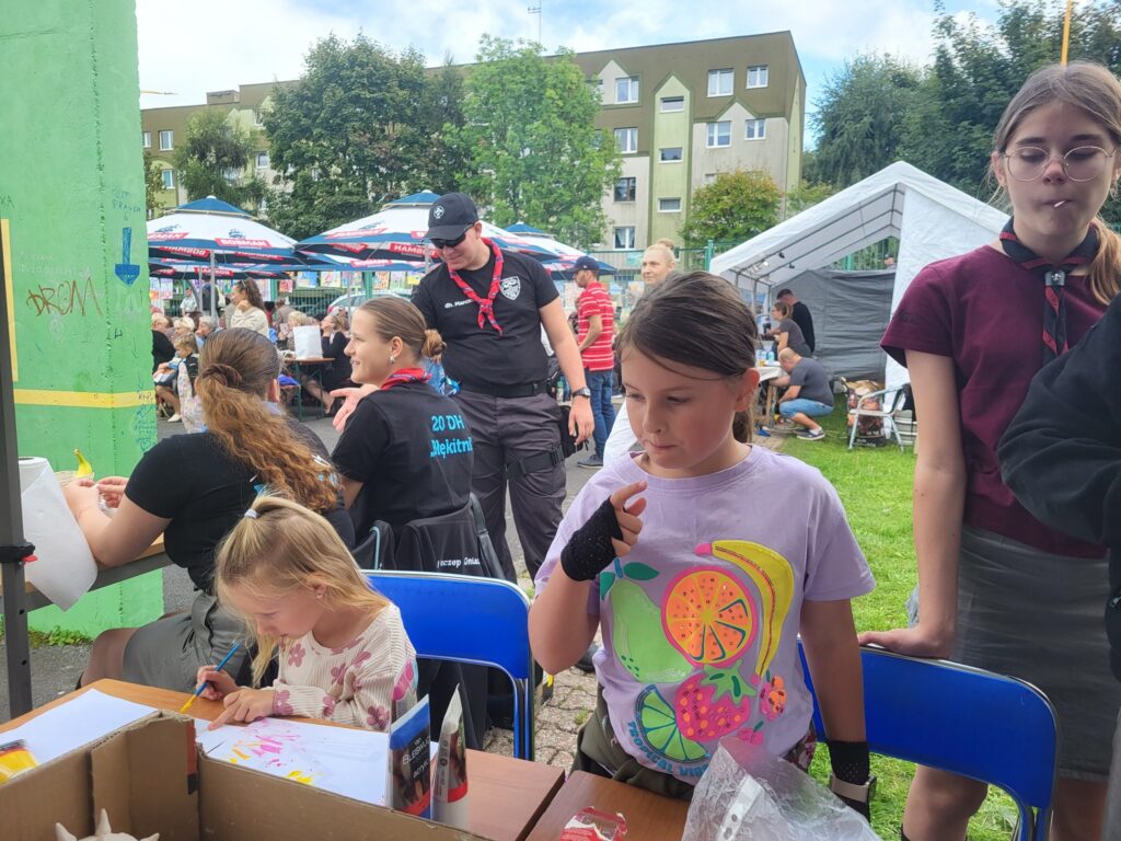 zdjęcie przedstawia uczestników imprezy plenerowej "Pożegnanie lata" na osiedlu Bukowym