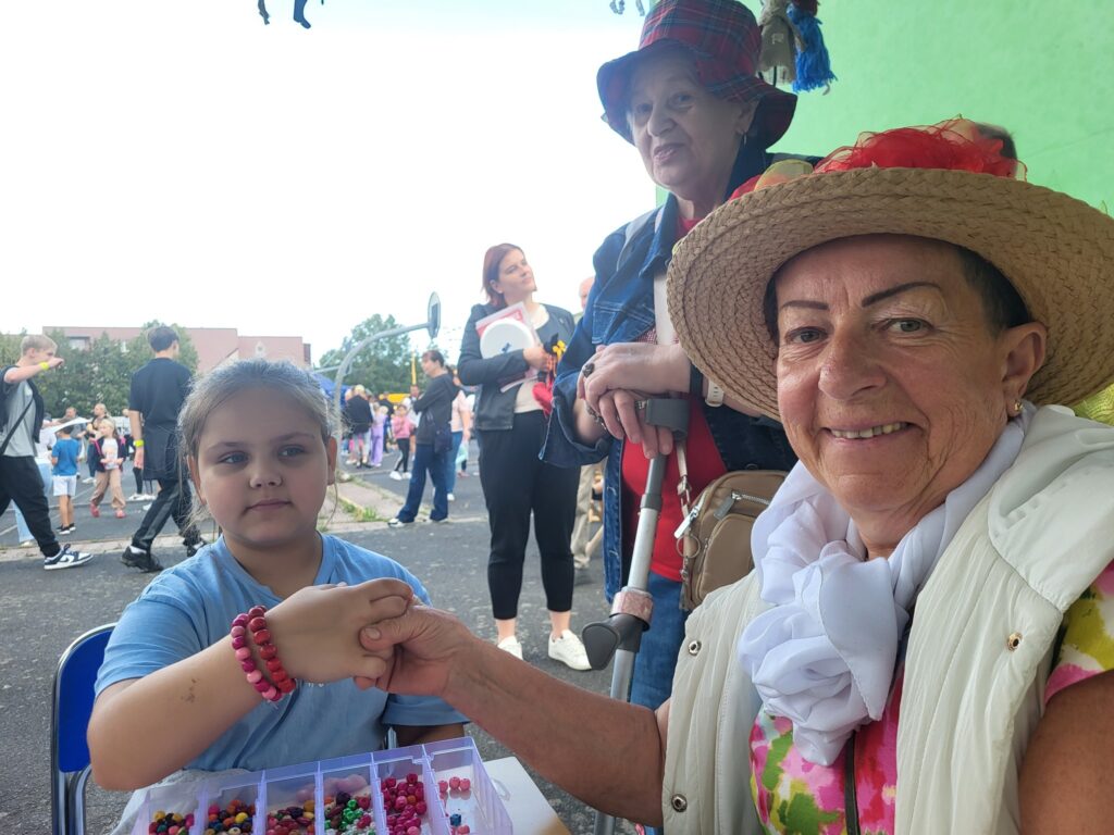 zdjęcie przedstawia uczestników imprezy plenerowej "Pożegnanie lata" na osiedlu Bukowym