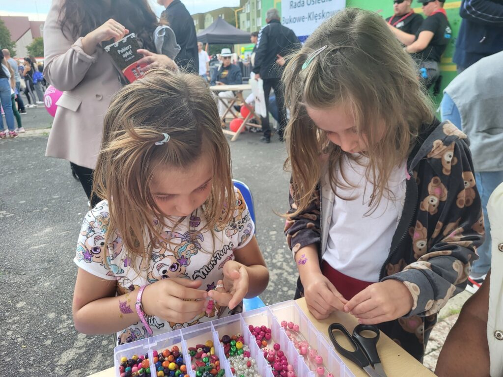 zdjęcie przedstawia uczestników imprezy plenerowej "Pożegnanie lata" na osiedlu Bukowym