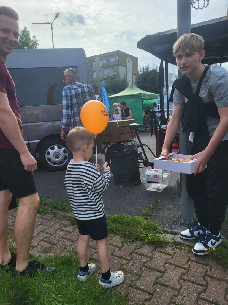 zdjęcie przedstawia uczestników imprezy plenerowej "Pożegnanie lata" na osiedlu Bukowym