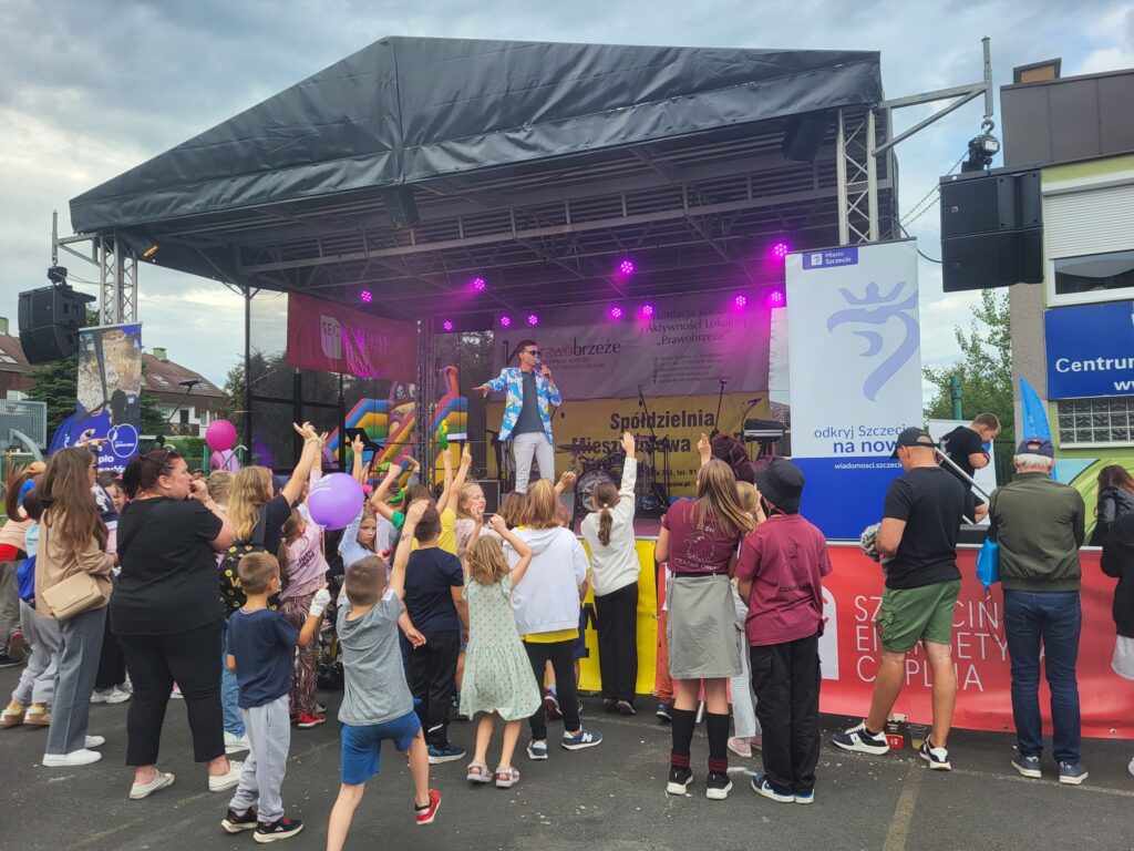 zdjęcie przedstawia uczestników imprezy plenerowej "Pożegnanie lata" na osiedlu Bukowym