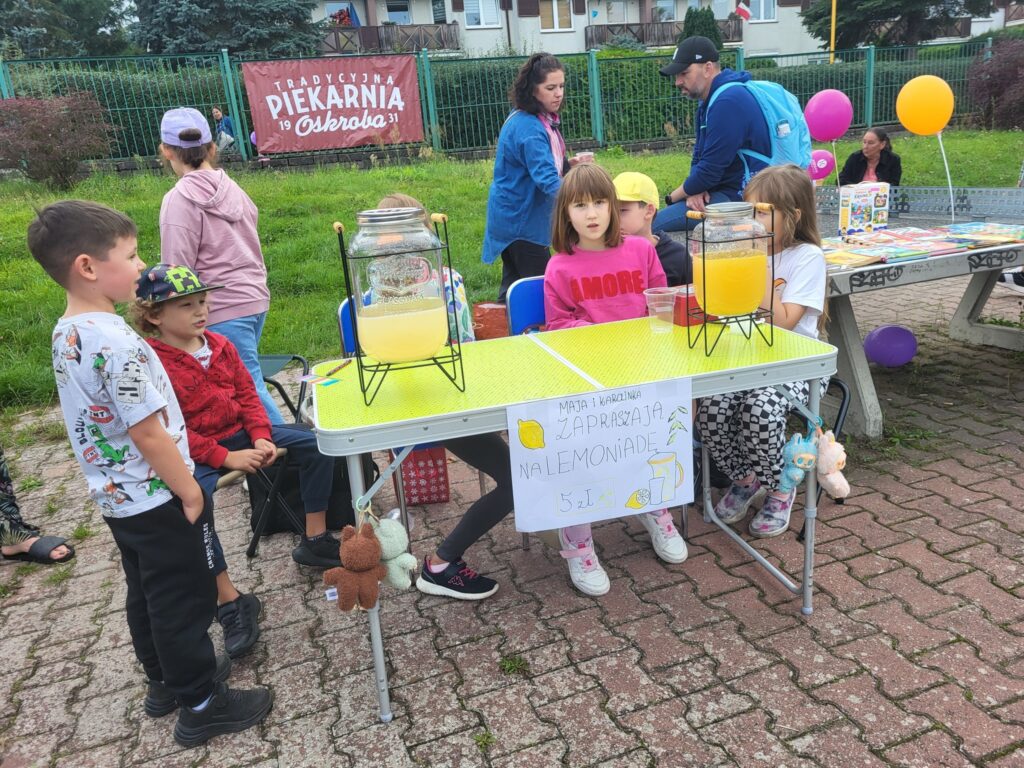 zdjęcie przedstawia uczestników imprezy plenerowej "Pożegnanie lata" na osiedlu Bukowym