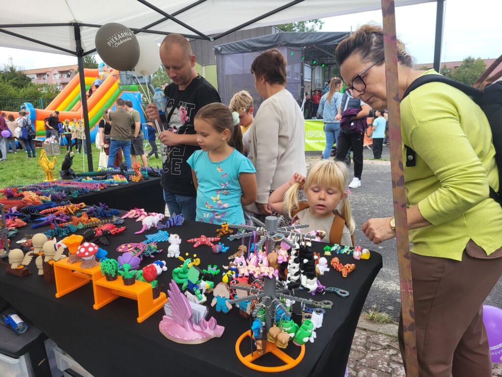 zdjęcie przedstawia uczestników imprezy plenerowej "Pożegnanie lata" na osiedlu Bukowym