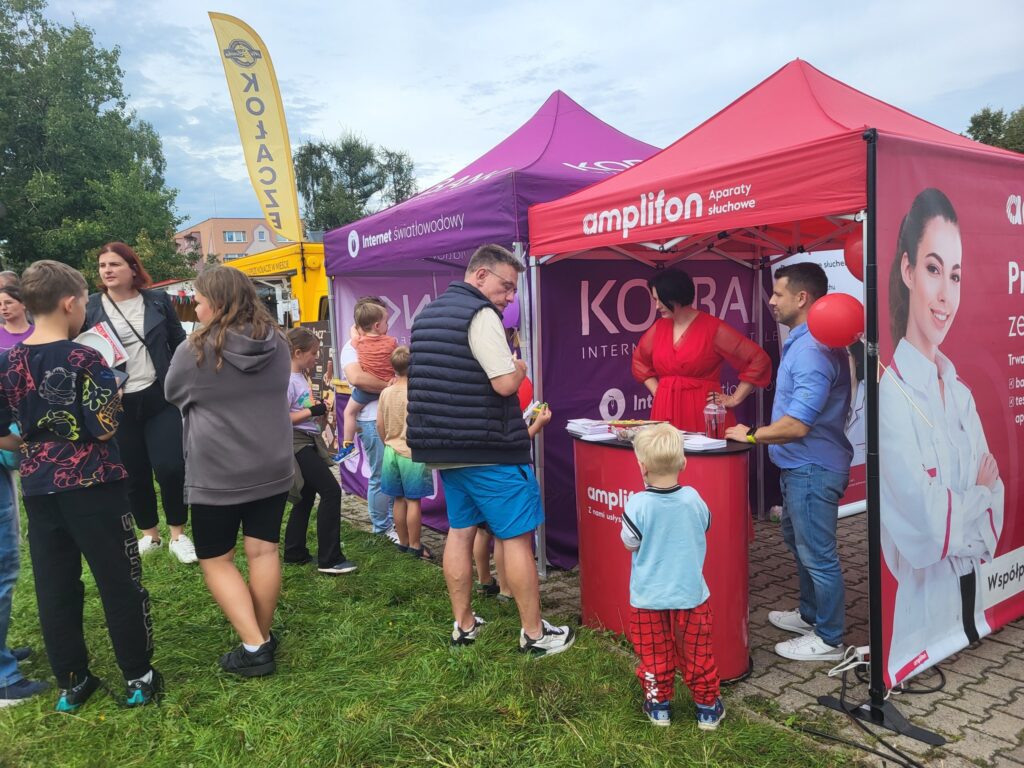 zdjęcie przedstawia uczestników imprezy plenerowej "Pożegnanie lata" na osiedlu Bukowym