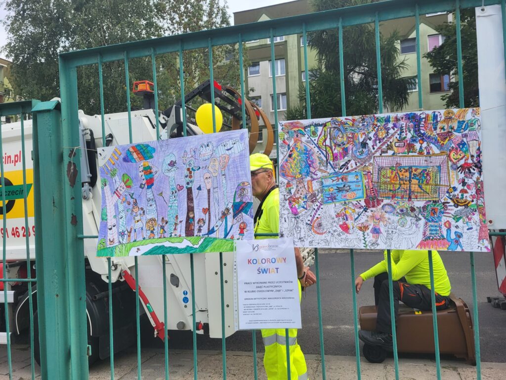 zdjęcie przedstawia wystawę prac plastycznych podczas imprezy plenerowej "Pożegnanie lata" na osiedlu Bukowym