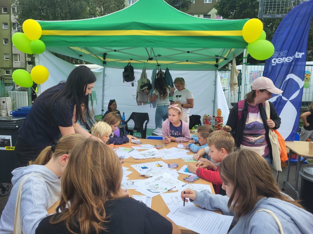 zdjęcie przedstawia uczestników imprezy plenerowej "Pożegnanie lata" na osiedlu Bukowym
