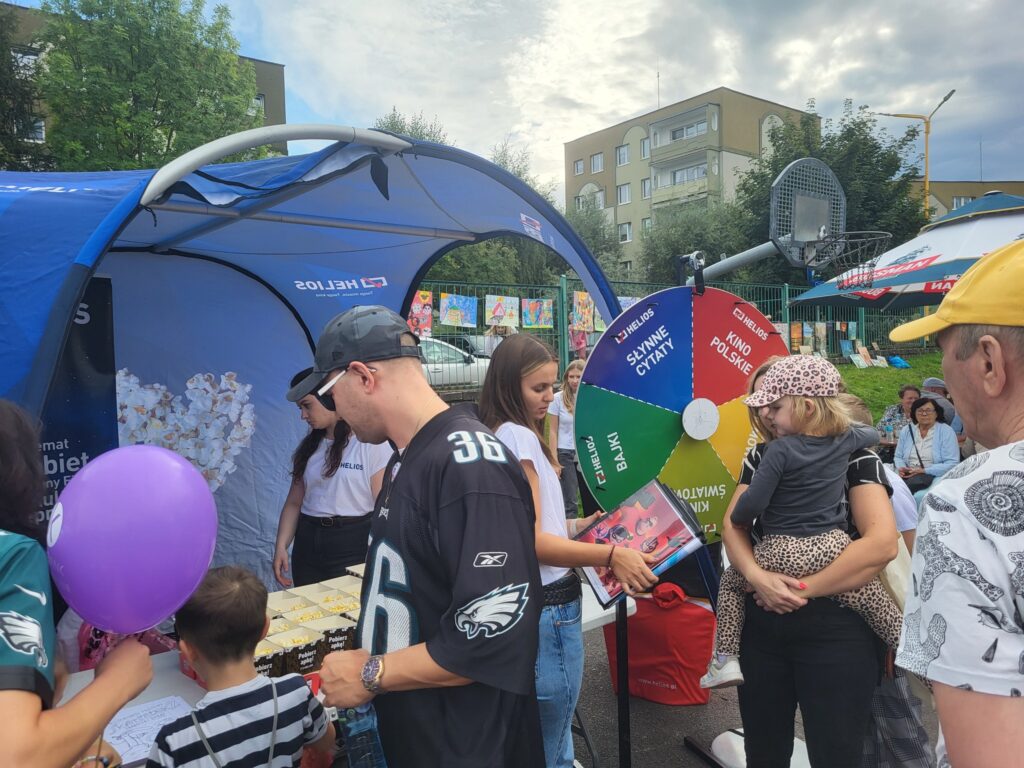 zdjęcie przedstawia uczestników imprezy plenerowej "Pożegnanie lata" na osiedlu Bukowym