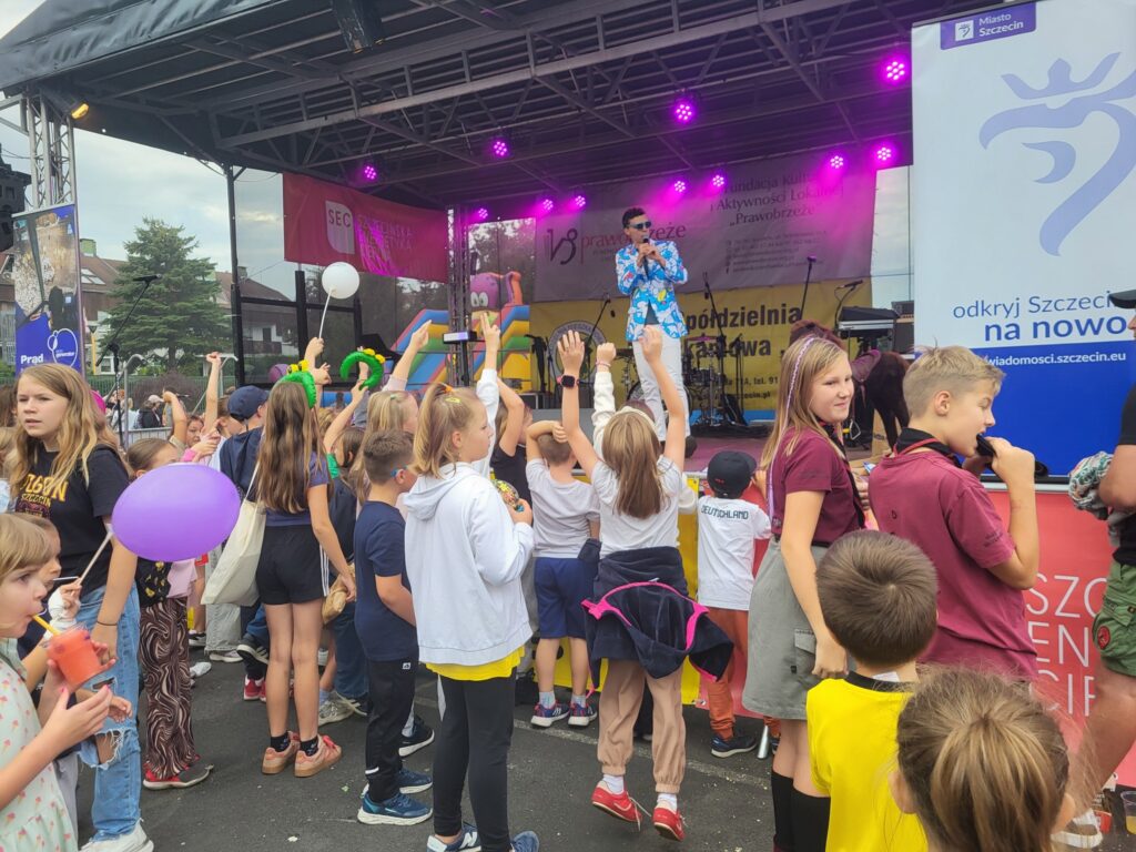 zdjęcie przedstawia uczestników imprezy plenerowej "Pożegnanie lata" na osiedlu Bukowym