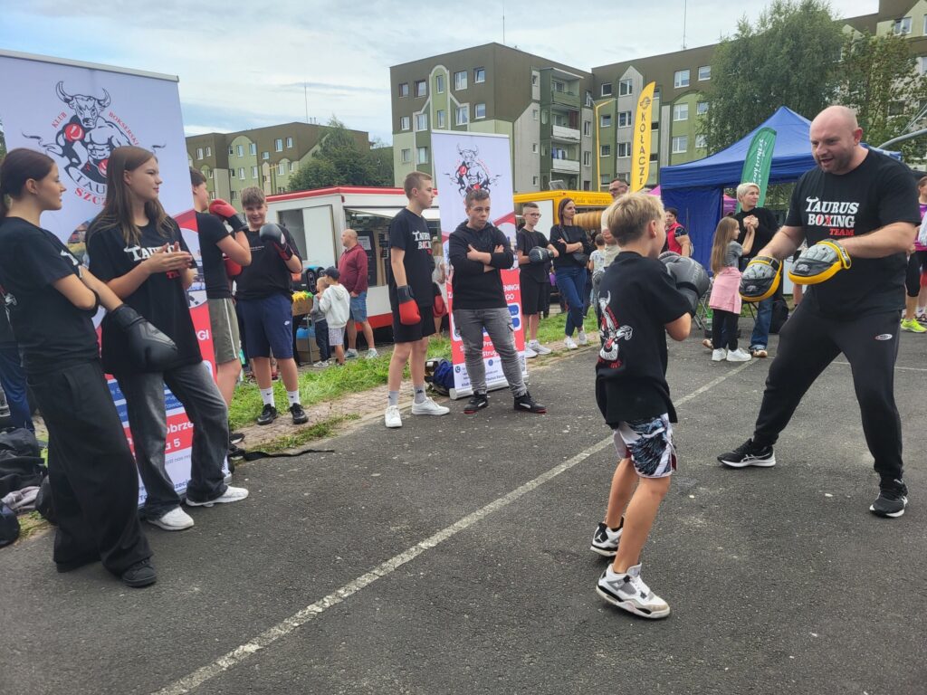 zdjęcie przedstawia uczestników imprezy plenerowej "Pożegnanie lata" na osiedlu Bukowym