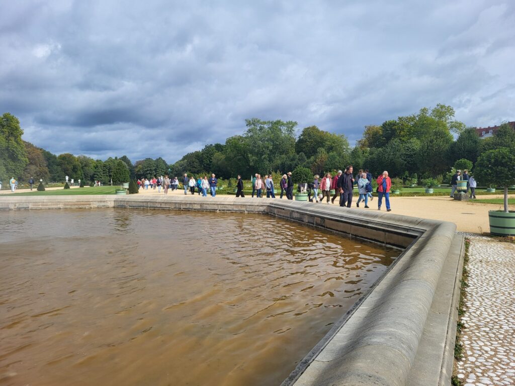 zdjęcie przedstawia seniorów w ogrodzie przy pałacu Charlottenburg