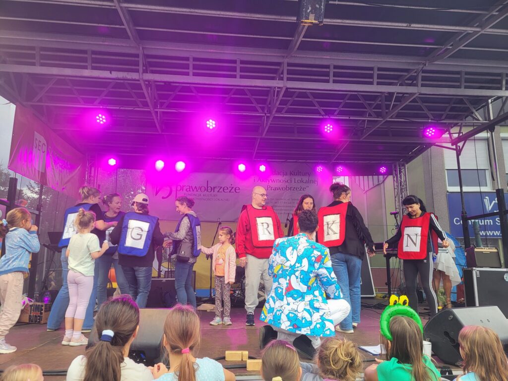 zdjęcie przedstawia uczestników imprezy plenerowej "Pożegnanie lata" na osiedlu Bukowym