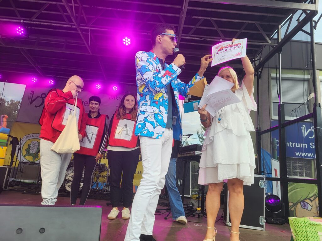 zdjęcie przedstawia uczestników imprezy plenerowej "Pożegnanie lata" na osiedlu Bukowym