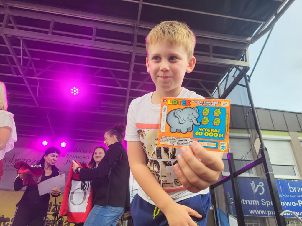 zdjęcie przedstawia uczestnika imprezy plenerowej "Pożegnanie lata" na osiedlu Bukowym