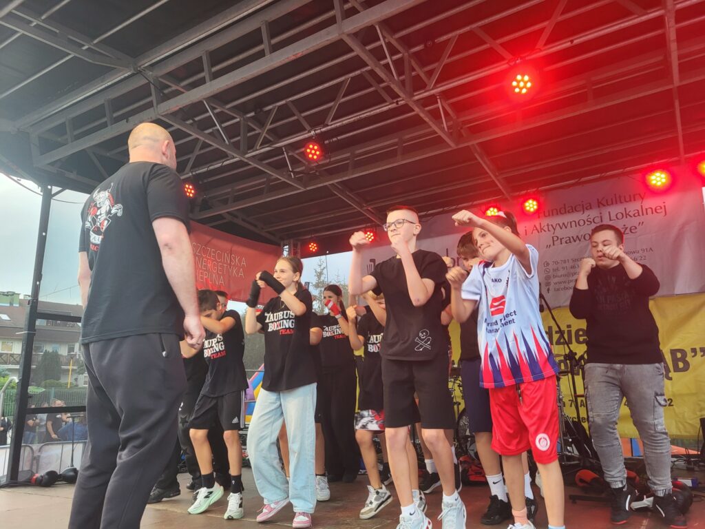 zdjęcie przedstawia uczestników imprezy plenerowej "Pożegnanie lata" na osiedlu Bukowym