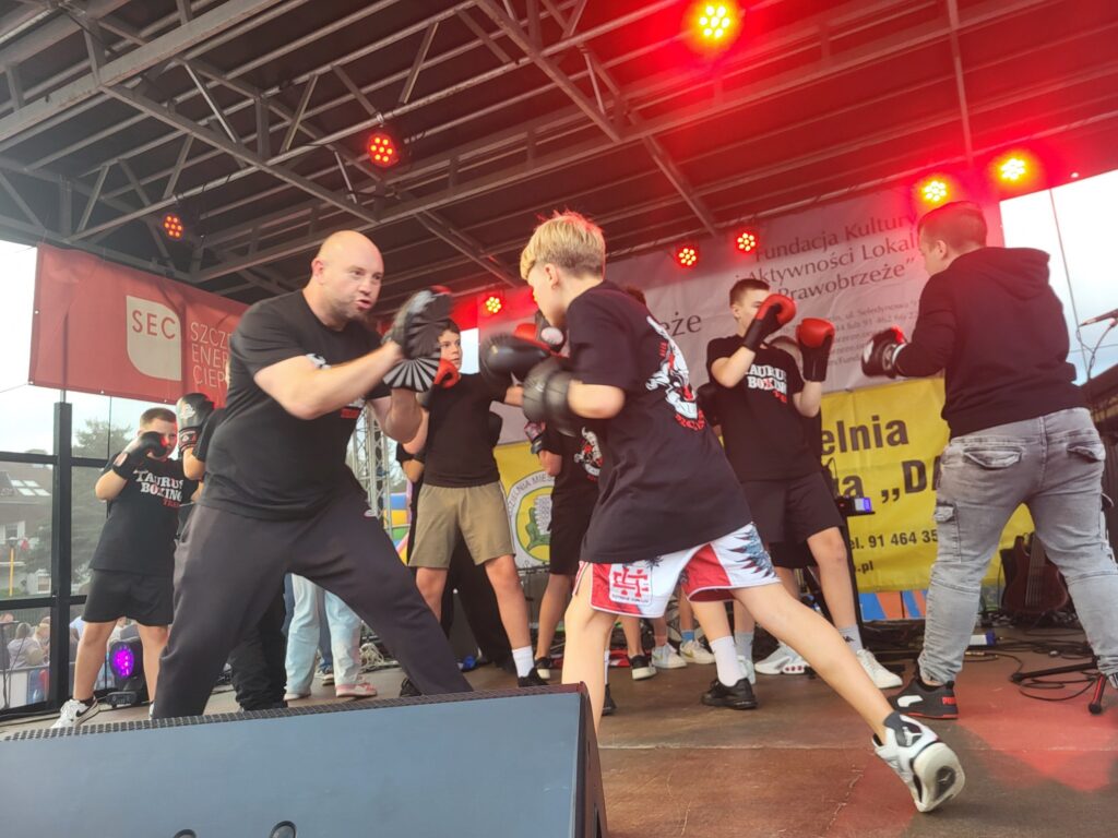 zdjęcie przedstawia uczestników imprezy plenerowej "Pożegnanie lata" na osiedlu Bukowym