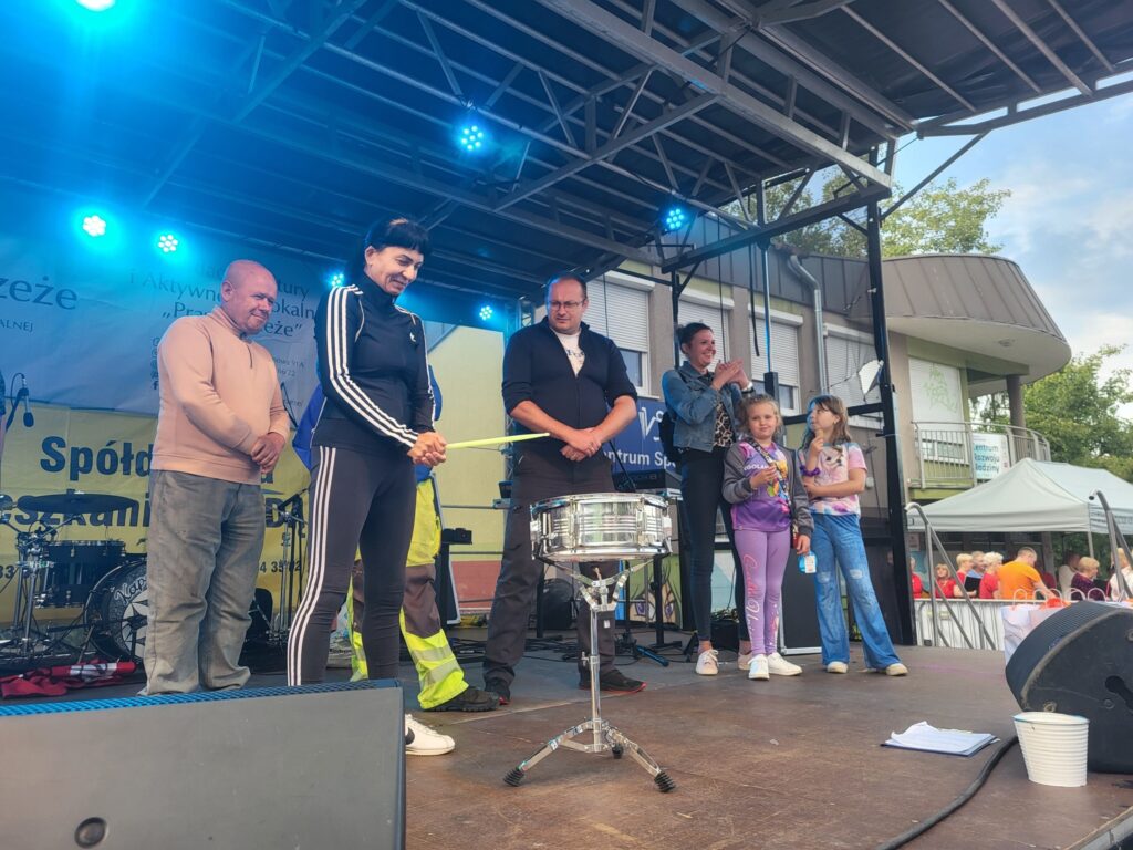 zdjęcie przedstawia uczestników imprezy plenerowej "Pożegnanie lata" na osiedlu Bukowym