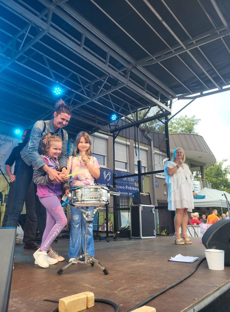 zdjęcie przedstawia uczestników imprezy plenerowej "Pożegnanie lata" na osiedlu Bukowym