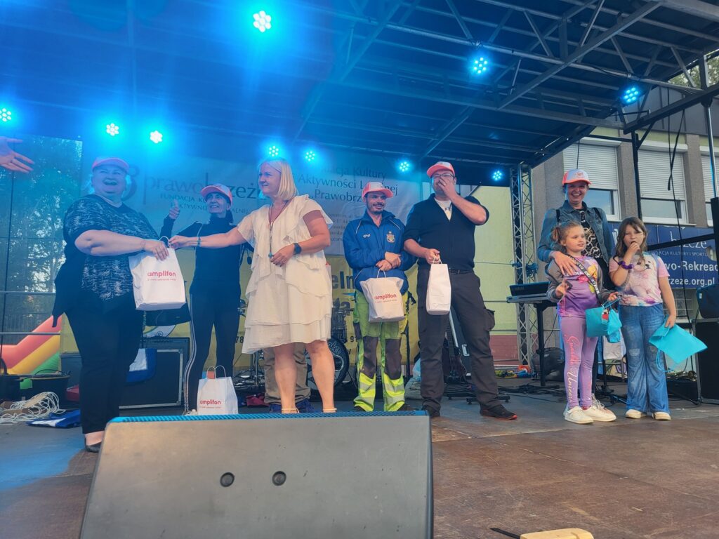 zdjęcie przedstawia uczestników imprezy plenerowej "Pożegnanie lata" na osiedlu Bukowym