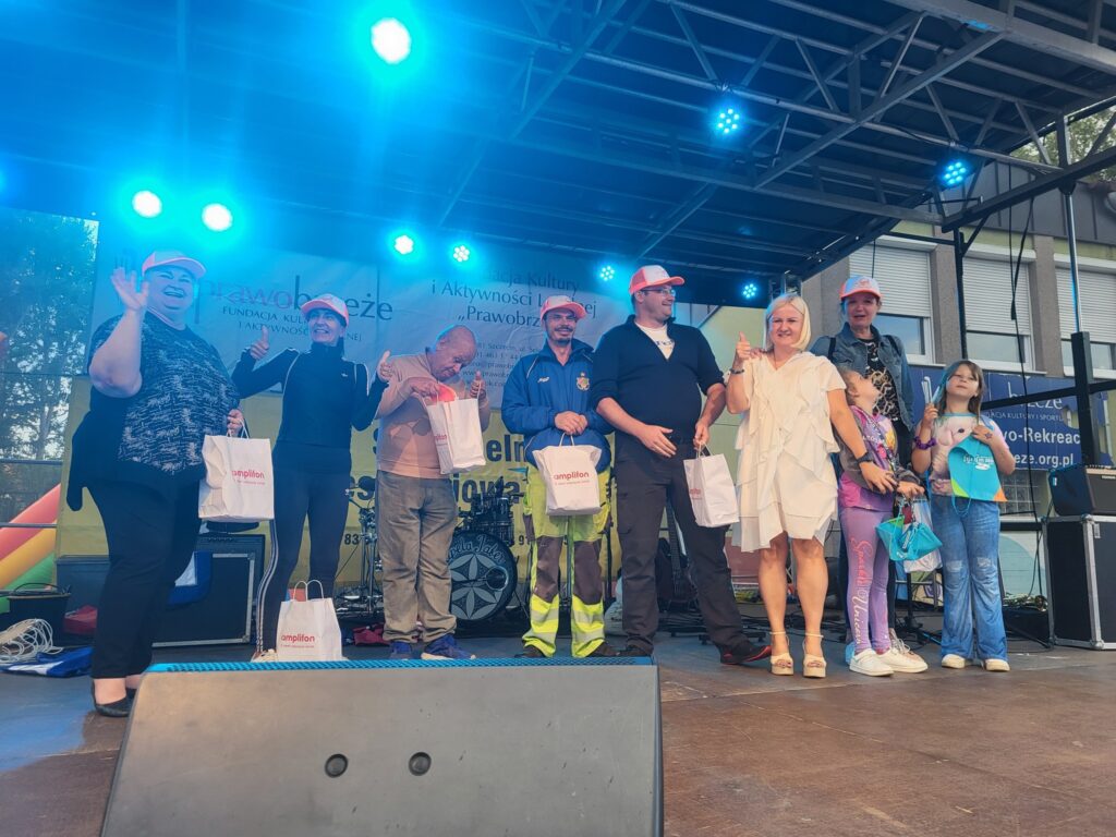 zdjęcie przedstawia uczestników imprezy plenerowej "Pożegnanie lata" na osiedlu Bukowym