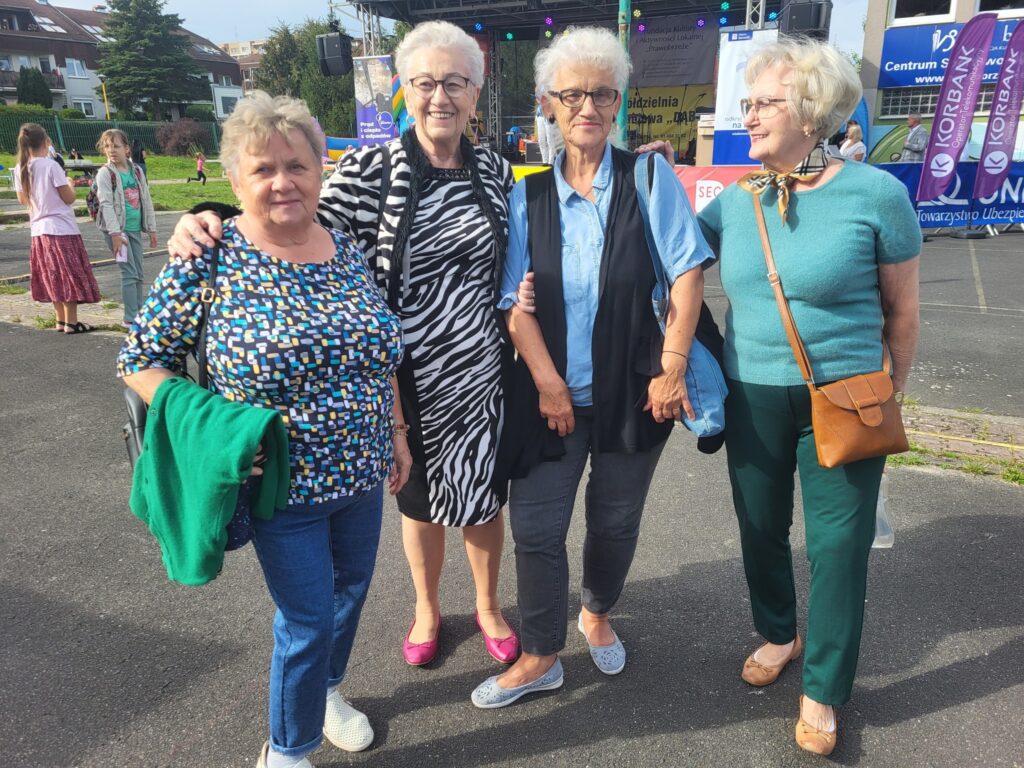 zdjęcie przedstawia uczestników imprezy plenerowej "Pożegnanie lata" na osiedlu Bukowym