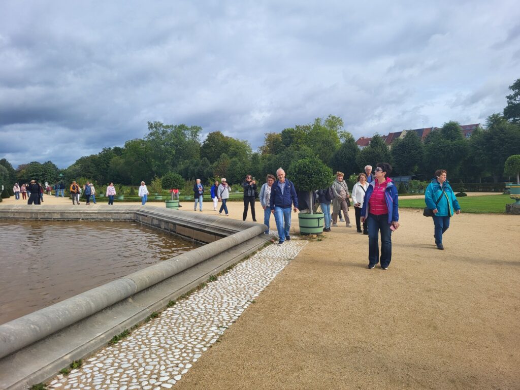 zdjęcie przedstawia seniorów w zwiedzających Berlin