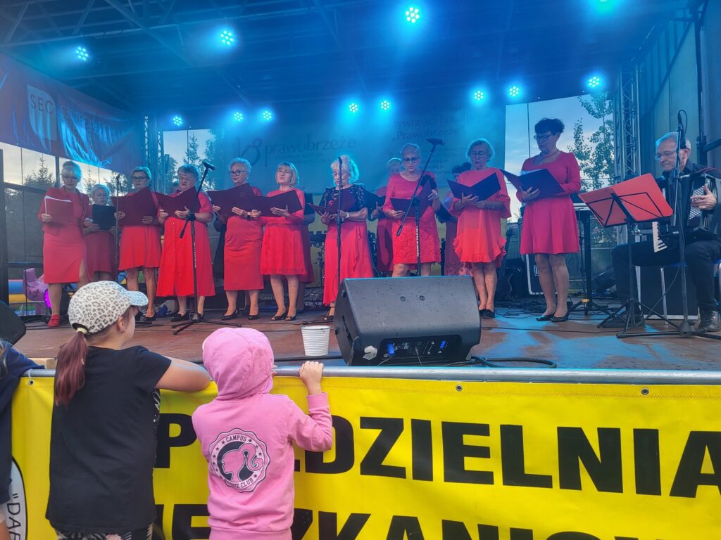 zdjęcie przedstawia uczestników imprezy plenerowej "Pożegnanie lata" na osiedlu Bukowym