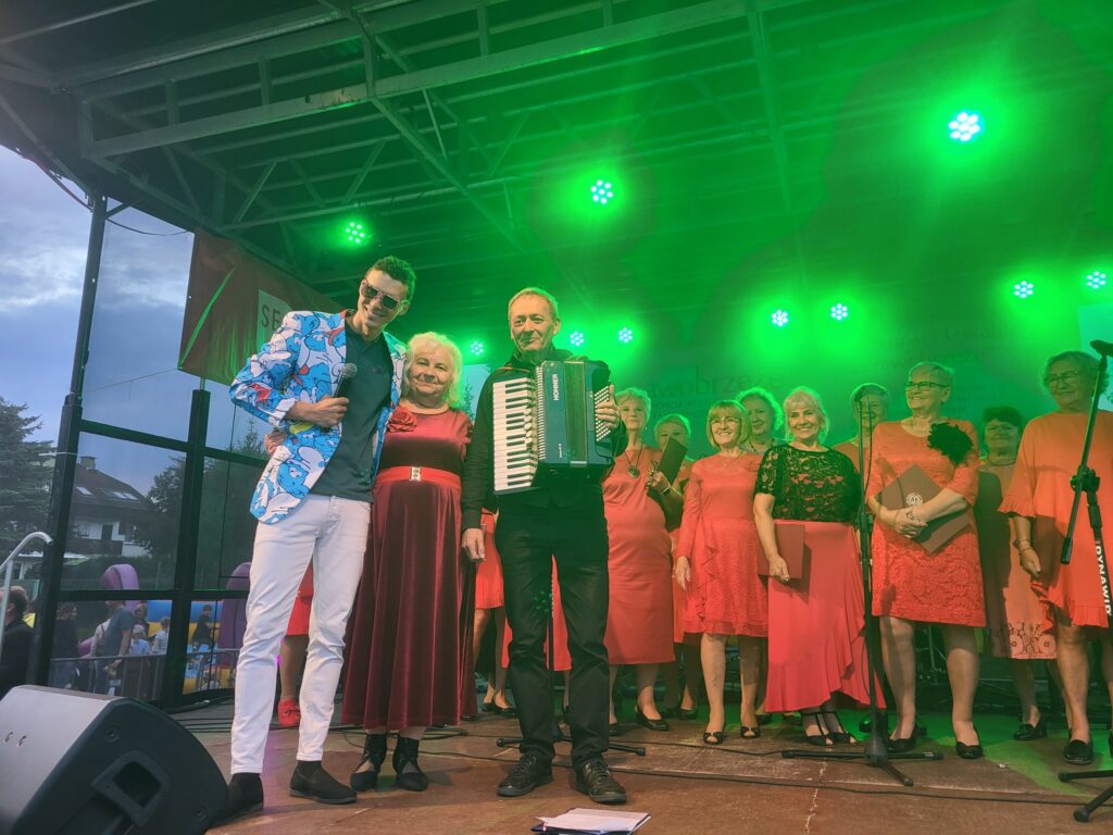 zdjęcie przedstawia uczestników imprezy plenerowej "Pożegnanie lata" na osiedlu Bukowym