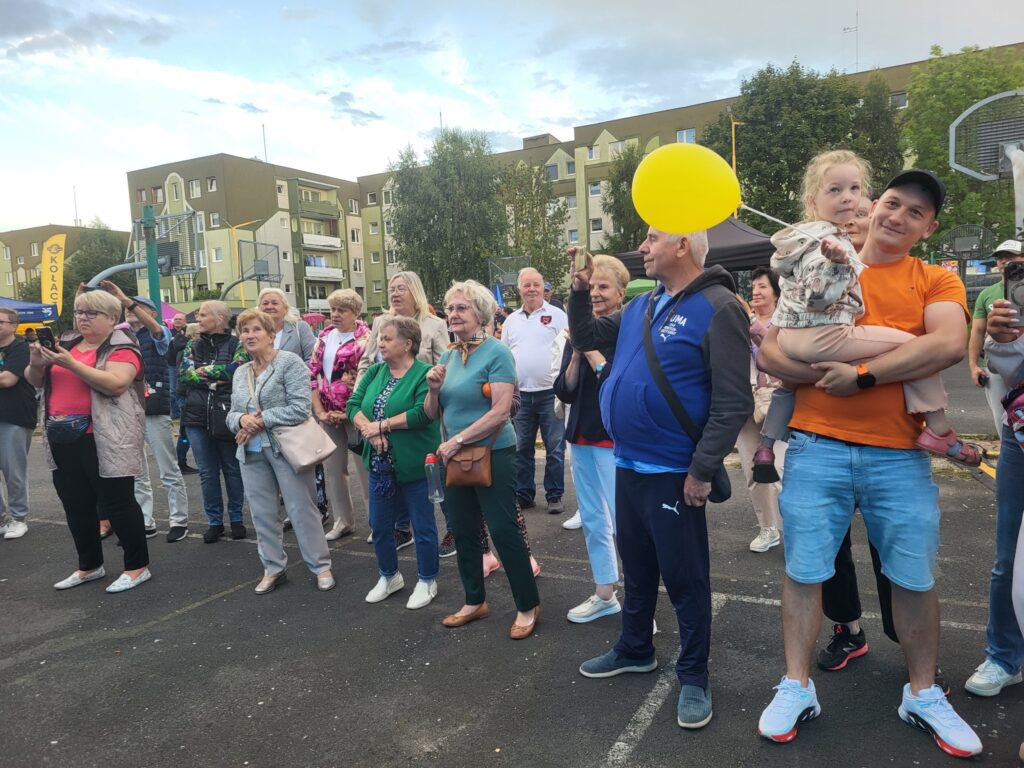 zdjęcie przedstawia uczestników imprezy plenerowej "Pożegnanie lata" na osiedlu Bukowym