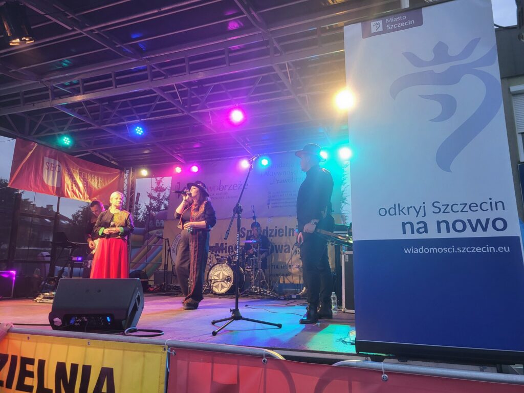 zdjęcie przedstawia uczestników imprezy plenerowej "Pożegnanie lata" na osiedlu Bukowym