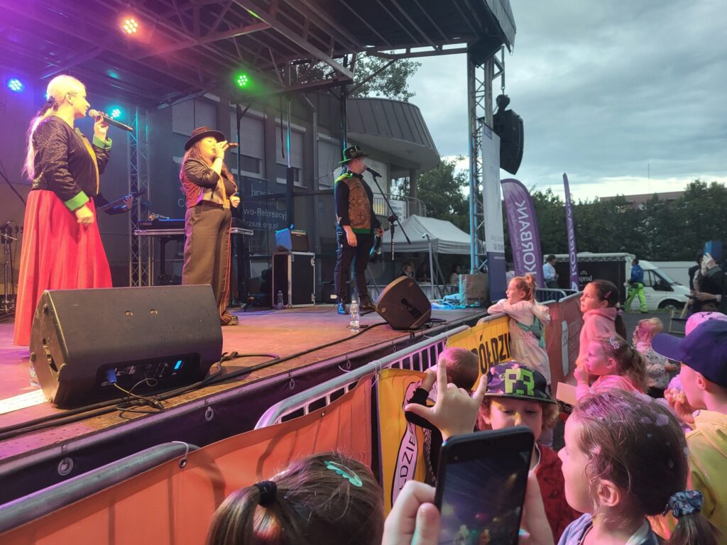 zdjęcie przedstawia uczestników imprezy plenerowej "Pożegnanie lata" na osiedlu Bukowym