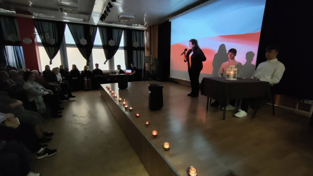 zdjęcie przedstawia uczestników wieczornicy przygotowanej przez młodzież zamieszkującą w Bursie Szkolnej Integracyjnej w Szczecinie