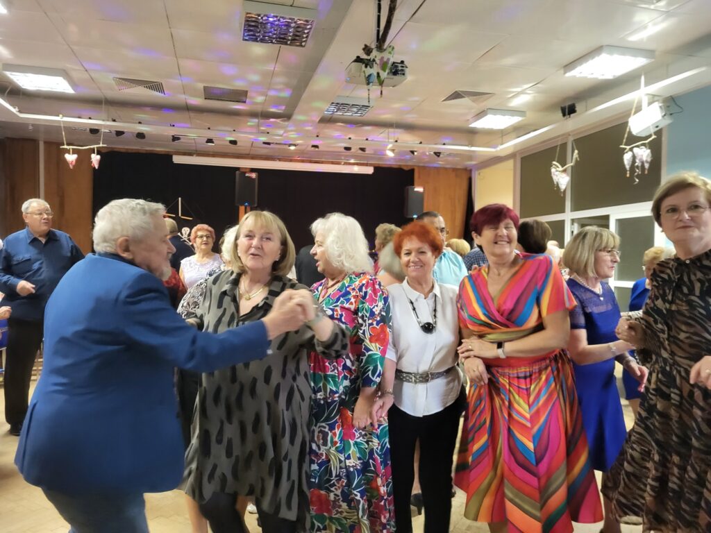 zdjęcie przedstawia uczestników Balu Seniora w klubie "Dąb"