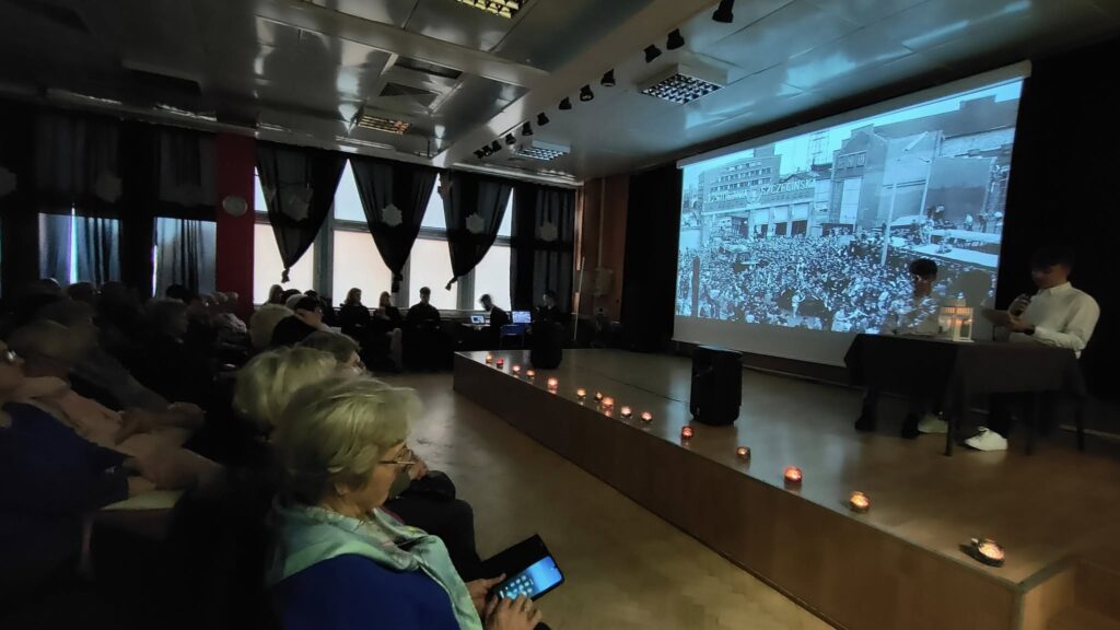 zdjęcie przedstawia uczestników wieczornicy przygotowanej przez młodzież zamieszkującą w Bursie Szkolnej Integracyjnej w Szczecinie