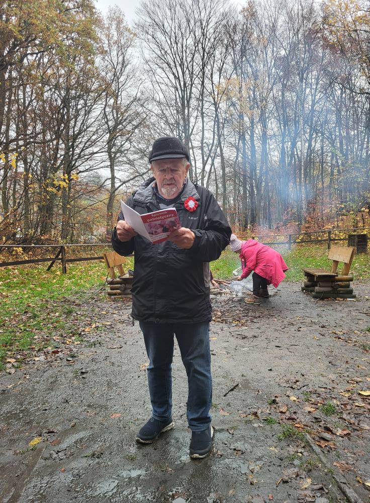 zdjęcie przedstawia uczestników obchodów Święta Niepodległości z Klubu Seniora "Dąb" - mimo niepogody