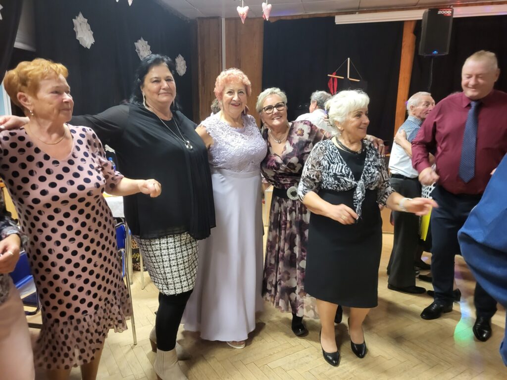 zdjęcie przedstawia uczestników Balu Seniora w klubie "Dąb"