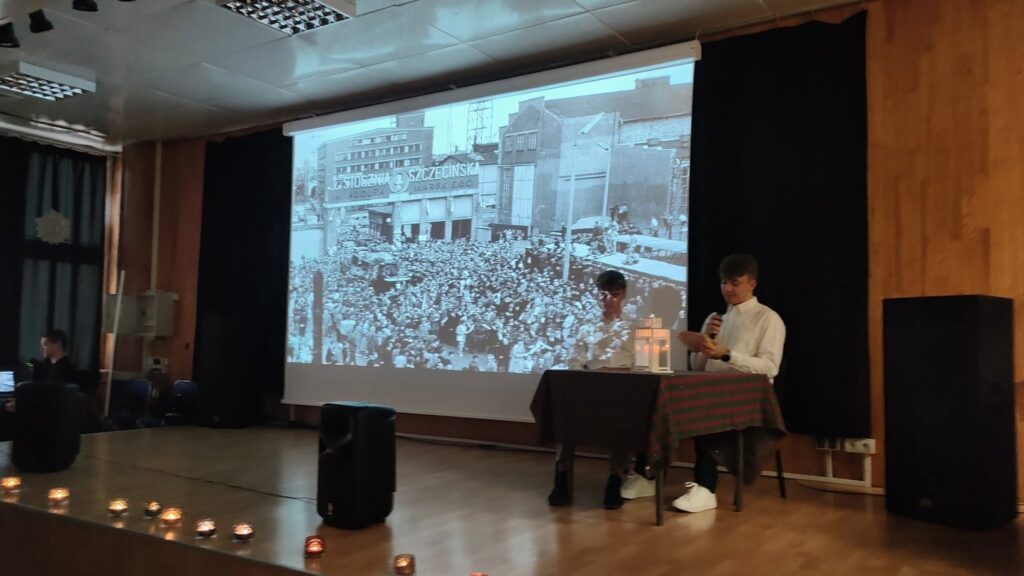 zdjęcie przedstawia uczestników wieczornicy przygotowanej przez młodzież zamieszkującą w Bursie Szkolnej Integracyjnej w Szczecinie