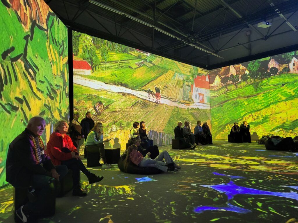 zdjęcie przedstawia osoby oglądające wystawę „VAN GOGH – The Immersive Exhibition”