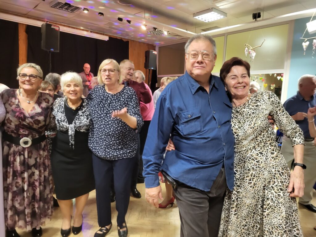 zdjęcie przedstawia uczestników Balu Seniora w klubie "Dąb"