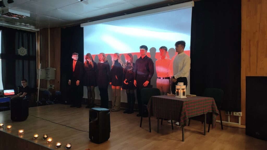 zdjęcie przedstawia uczestników wieczornicy przygotowanej przez młodzież zamieszkującą w Bursie Szkolnej Integracyjnej w Szczecinie