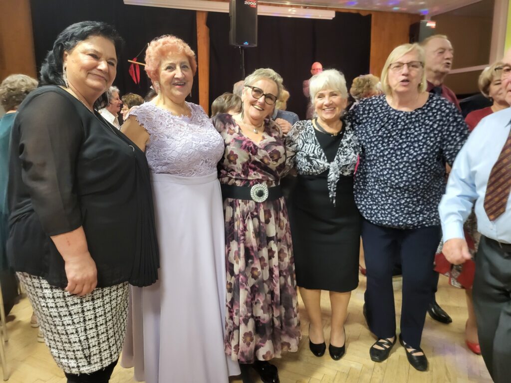 zdjęcie przedstawia uczestników Balu Seniora w klubie "Dąb"
