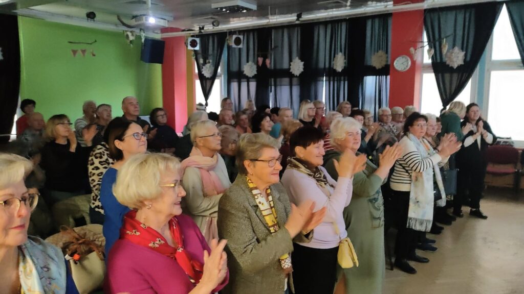 zdjęcie przedstawia uczestników wieczornicy przygotowanej przez młodzież zamieszkującą w Bursie Szkolnej Integracyjnej w Szczecinie