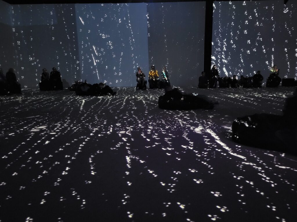 zdjęcie przedstawia osoby oglądające wystawę „VAN GOGH – The Immersive Exhibition”