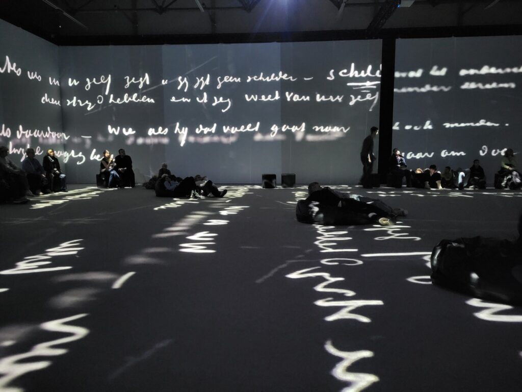 zdjęcie przedstawia osoby oglądające wystawę „VAN GOGH – The Immersive Exhibition”