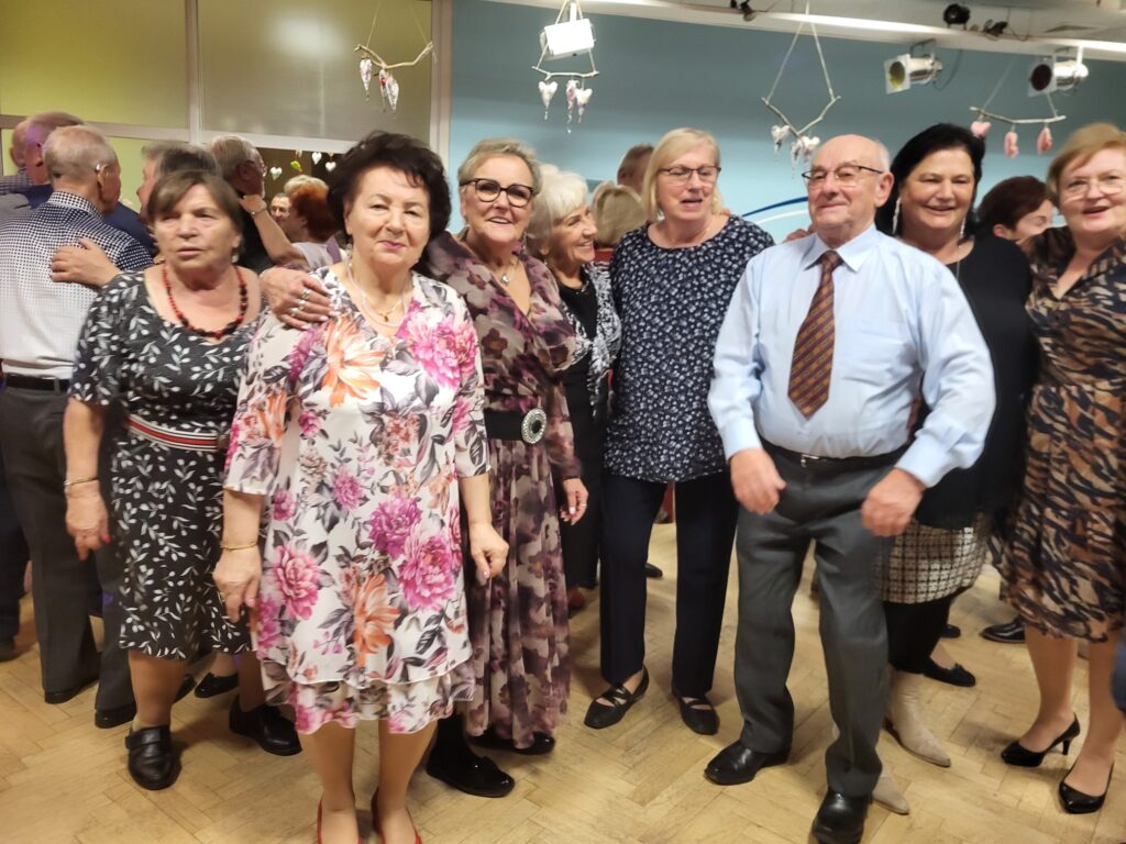zdjęcie przedstawia uczestników Balu Seniora w klubie "Dąb"