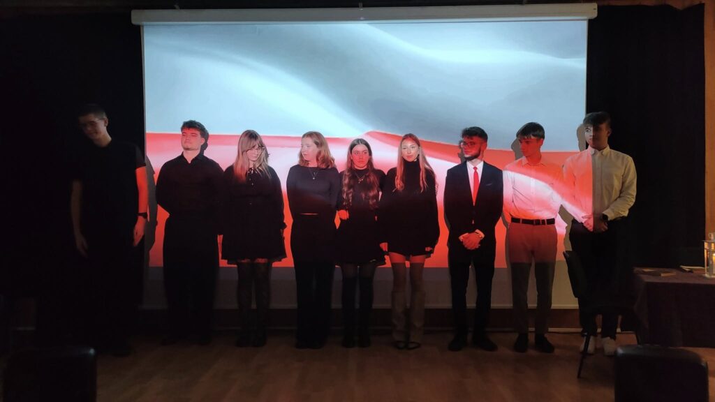 zdjęcie przedstawia uczestników wieczornicy przygotowanej przez młodzież zamieszkującą w Bursie Szkolnej Integracyjnej w Szczecinie