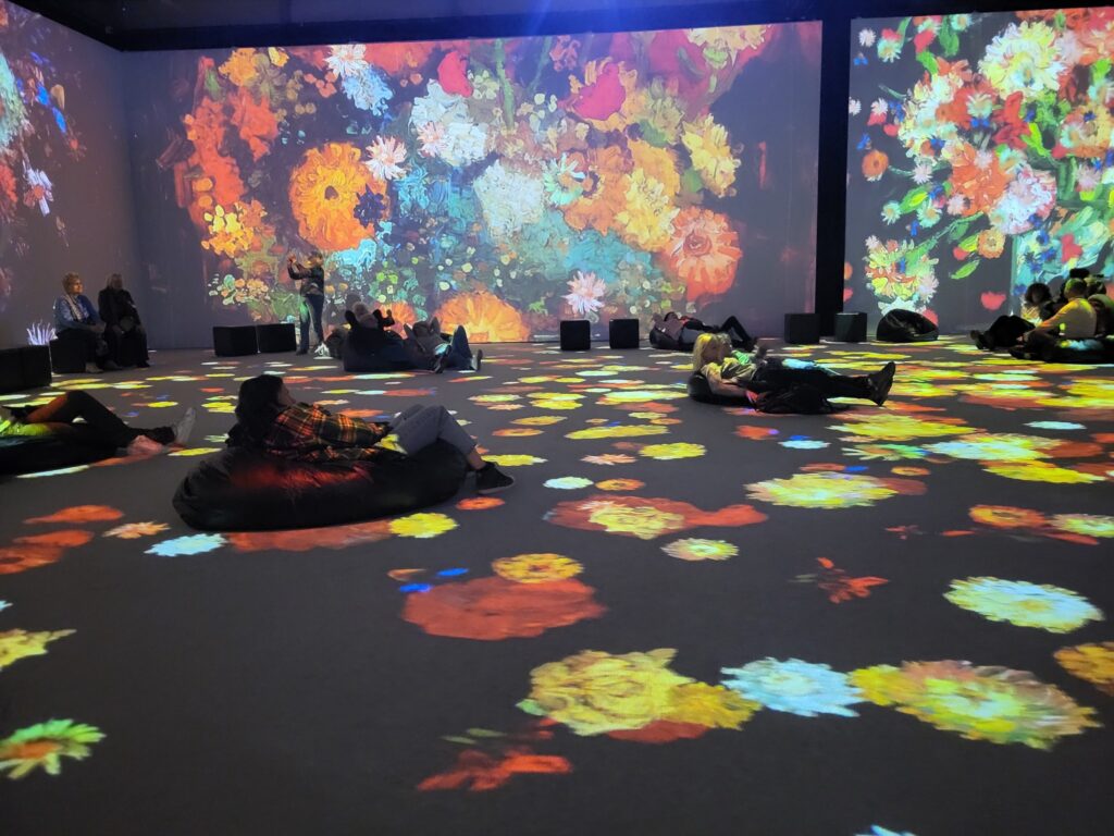 zdjęcie przedstawia osoby oglądające wystawę „VAN GOGH – The Immersive Exhibition”