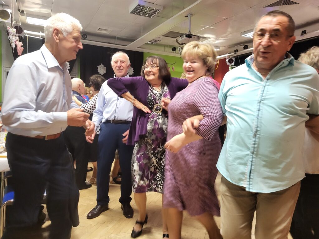 zdjęcie przedstawia uczestników Balu Seniora w klubie "Dąb"